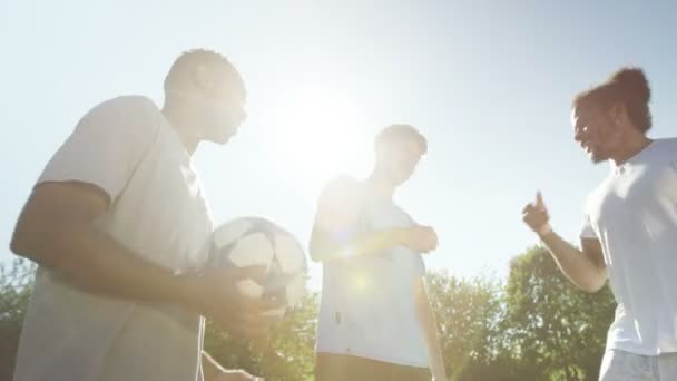 Amici appendere fuori a skate park — Video Stock