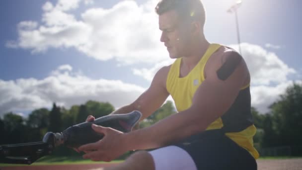 Athlete with prosthetic leg at the running track — Stock Video