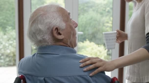 年配の紳士の世話ワーカー — ストック動画