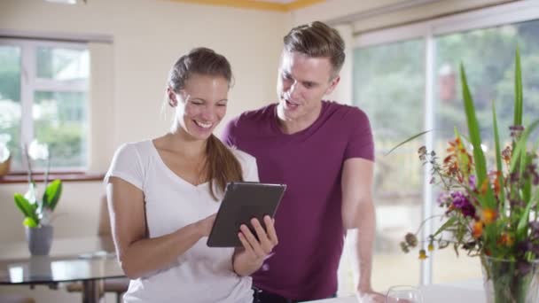 Man en vrouw die kijken naar computer tablet — Stockvideo