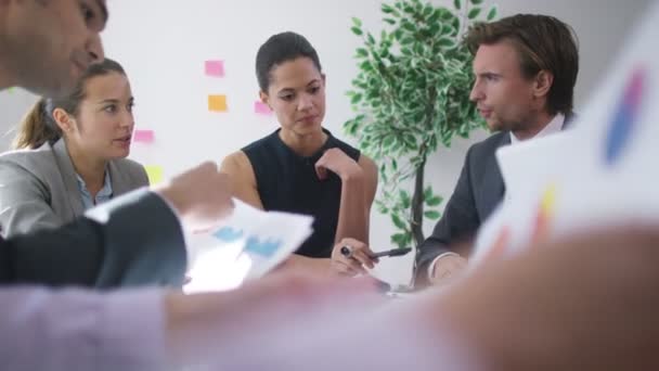 Grupo de negócios em uma reunião — Vídeo de Stock