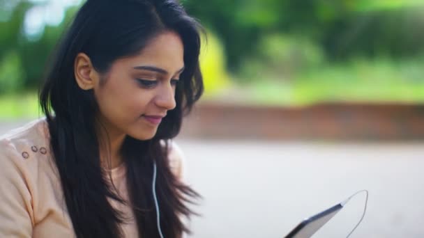 Mulher no jardim com tablet de computador — Vídeo de Stock