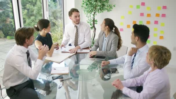 Equipe de negócios brainstorming para ideias — Vídeo de Stock