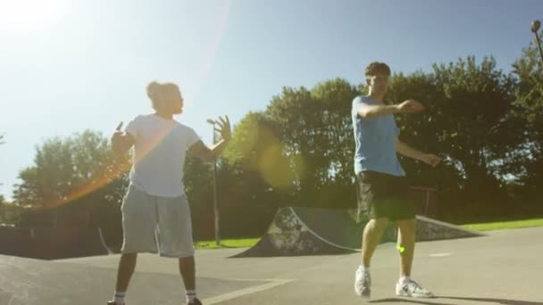 Vrienden opknoping uit bij Skatepark — Stockvideo