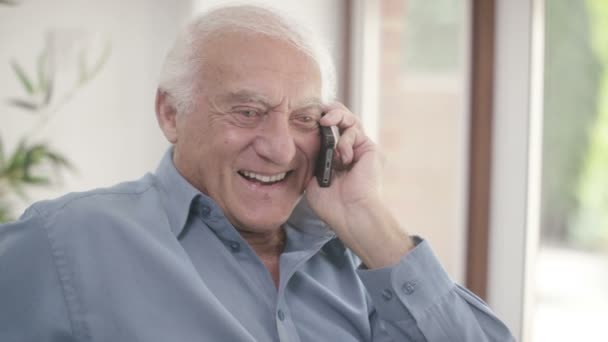 Hombre hablando por teléfono móvil — Vídeos de Stock