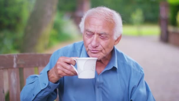 Homme âgé avec une boisson chaude — Video