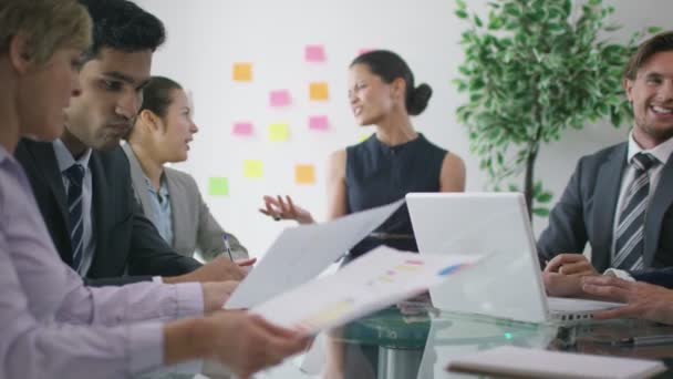 Equipe de negócios brainstorming para ideias — Vídeo de Stock