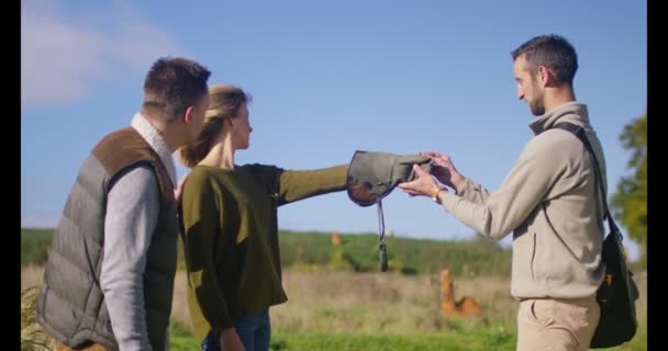 Сова приходит на землю на перчатке посетителя — стоковое видео