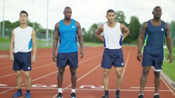 A verseny előtt kinyújtva sportolók — Stock videók