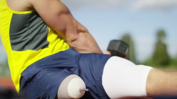 Спортсмен тренируется с гирями — стоковое видео