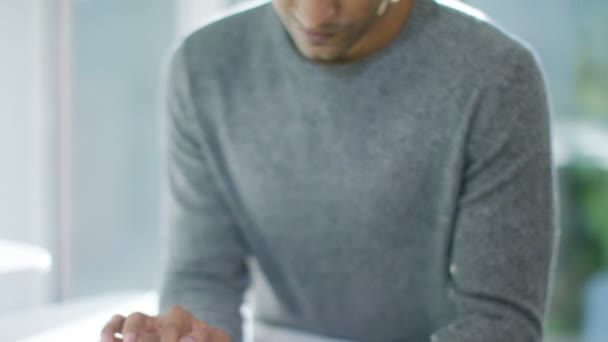 Businessman working on tablet — Stock Video