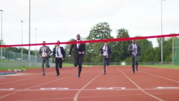 Hombres de negocios corriendo a la línea de meta — Vídeos de Stock