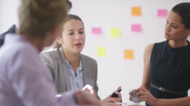 Brainstorming für Geschäftsteams nach Ideen — Stockvideo