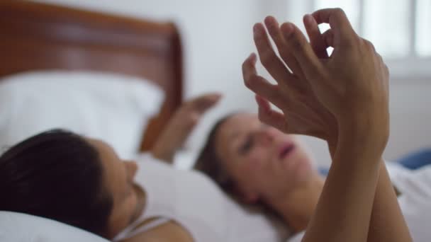 Женская пара отдыхает в постели — стоковое видео