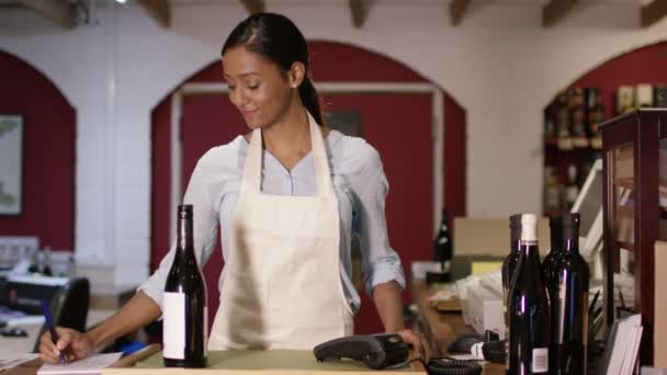 Shopkeeper in wine store — Stock Video