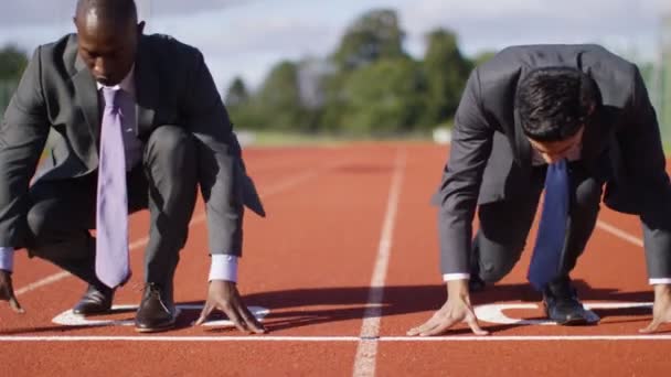 Hombres de negocios en pista de atletismo en línea de salida — Vídeos de Stock