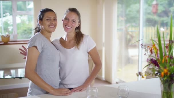 Gay feminino casal relaxante no casa — Vídeo de Stock