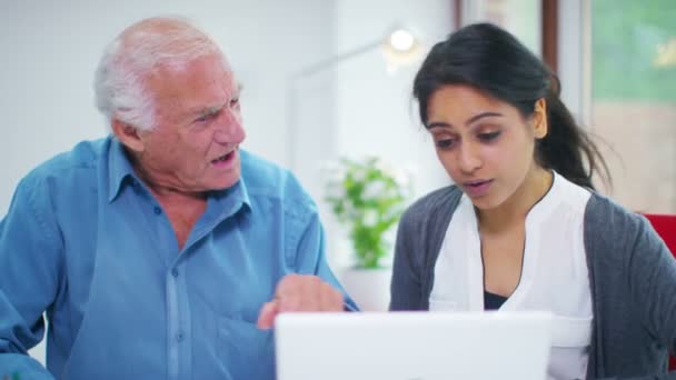 Worker showing gentleman how to use a computer — Stock Video