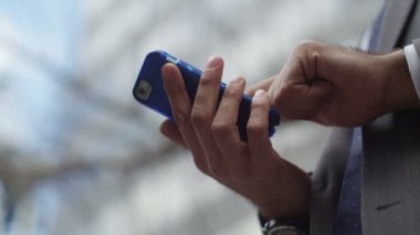  Akıllı telefon kullanan iş adamı