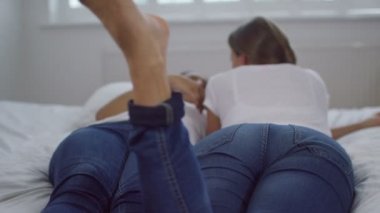 kadın çift yatakta rahatlatıcı