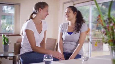 gay kadın çift evde rahatlatıcı