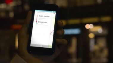 El ele tutuşan akıllı telefon.