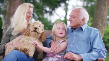  Aile köpek ile vakit