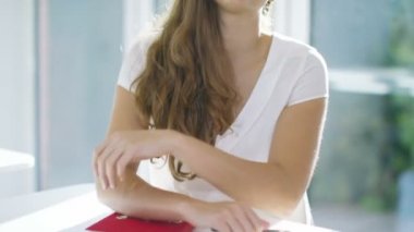 iş kadını ofiste oturan