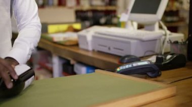 Müşteri bir şarap salonu olarak hizmet veren dükkâncı