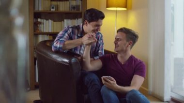 gay çift teknolojisini kullanarak
