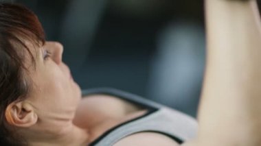 kadın halterci eğitim ağırlıkları ile