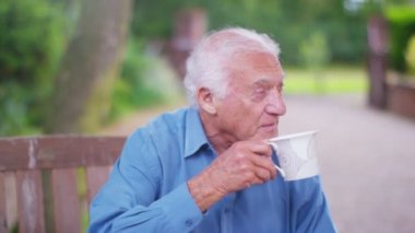 sıcak bir içecek ile yaşlı adam