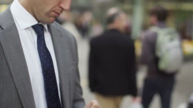  Akıllı telefon kullanan iş adamı