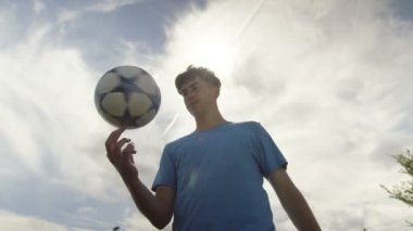 Spor oyuncu topu kontrol becerilerini gösterilen
