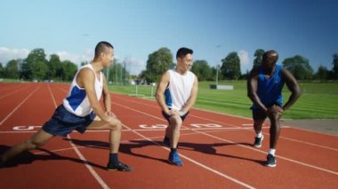 Bir yarıştan önce germe sporcular