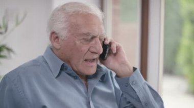 Cep telefonuyla konuşan adam.