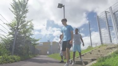 arkadaşlar futbol becerilerini gösterilen