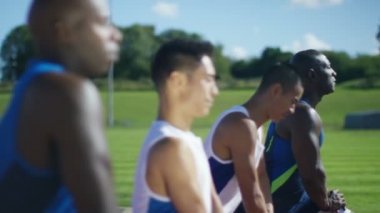 Bir yarıştan önce germe sporcular