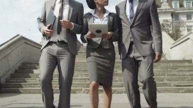 İş grubu tablet ile tartışma