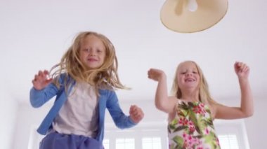 Kızlar yatakta atlama