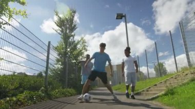 arkadaşlar futbol becerilerini gösterilen