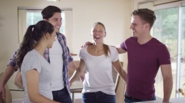 arkadaşlar birlikte evde