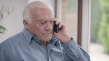 Cep telefonuyla konuşan adam.