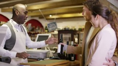 Bir şarap deposunda alışveriş Çift