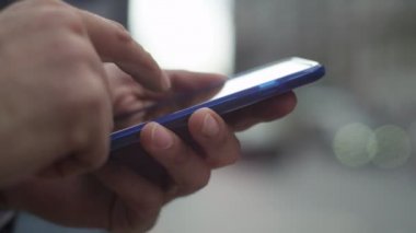  Akıllı telefon kullanan iş adamı