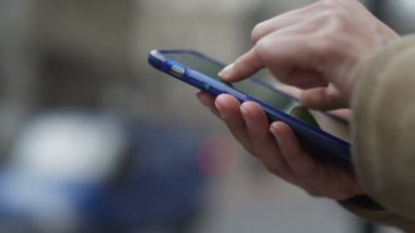  Akıllı telefon kullanan kadın