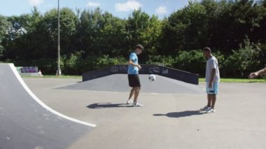 futbol oyuncuları top becerileri gösterilen
