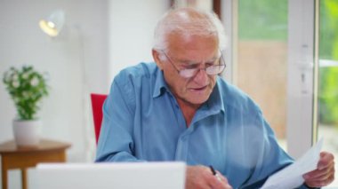 Adam dizüstü bilgisayarda çalışıyor. 