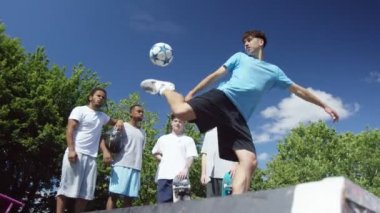 Top becerileri gösterilen futbolcu