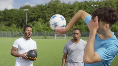 futbol oyuncuları topu gösterilen beceri kontrol
